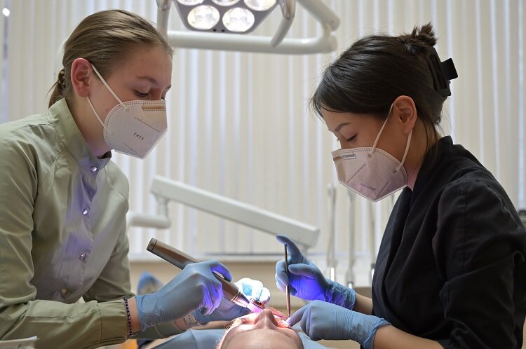 Брекеты - это ортодонтический аппарат, который используется для коррекции неправильного прикуса и выравнивания зубов.