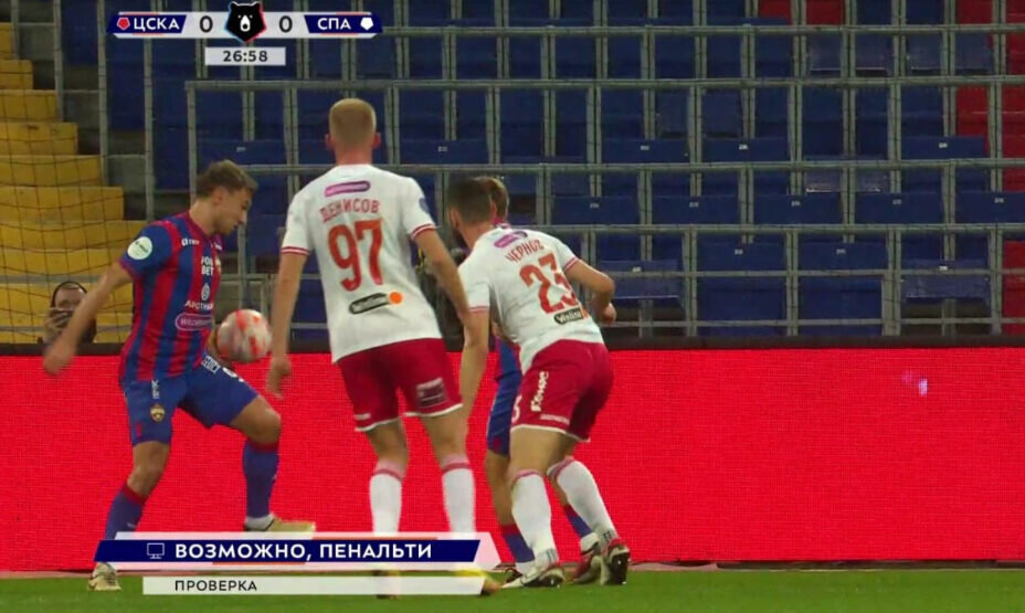    Самый интересный и спорный момент первого тайма — Чалов играет рукой или бедром? Фото: Трансляция Матч ТВ