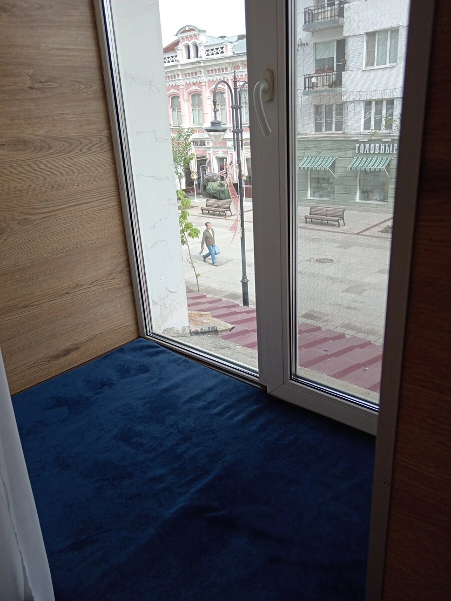 Музыкантов можно было слушать прям из номера. Но толщина стен позволяла закрыть окно и не услышать ни чего, что происходит на улице!