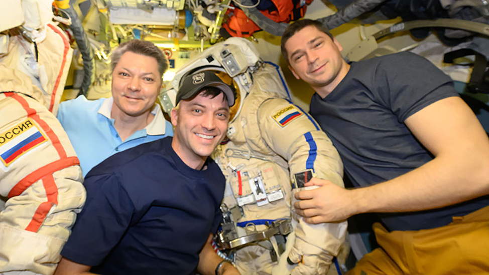 Олег Кононенко, Мэтью Доминик и Николай Чуб готовят скафандры к ВКД. Фото: nasa.blog.com