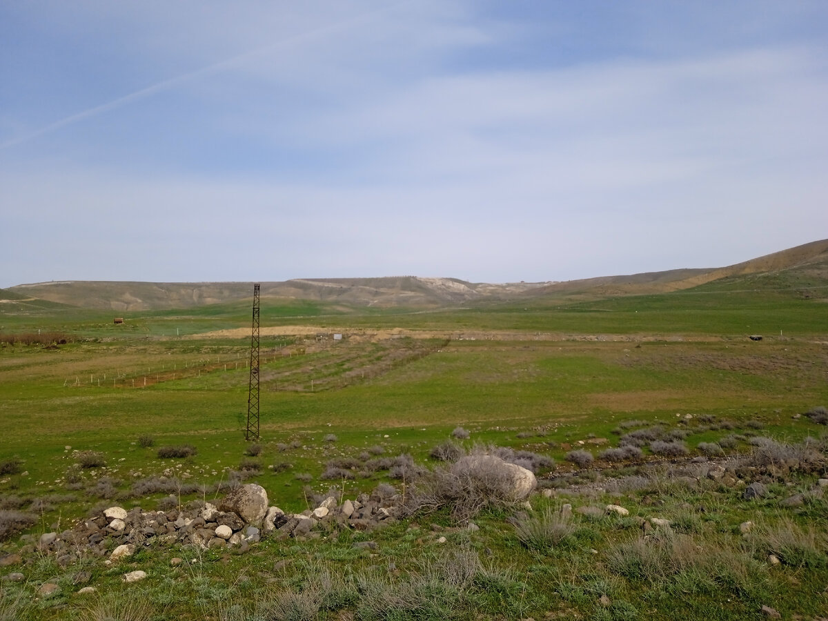 Дорога по пути к ущелью реки Азат.