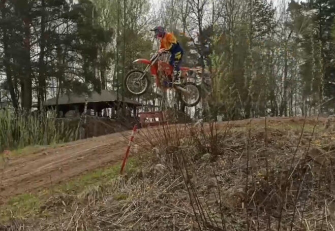 Если ежегодно брать по 5 уроков мотокросса ...то на третий год и у вашего покорного слуги что-то как-то худо-бедно получается ))