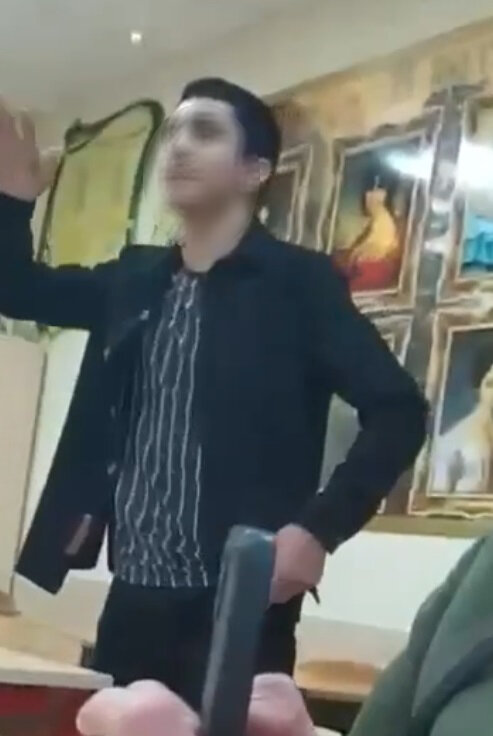 Ученик заявил, что учится драться, чтобы "русских ставить на колени". Фото: Скриншот видео. 