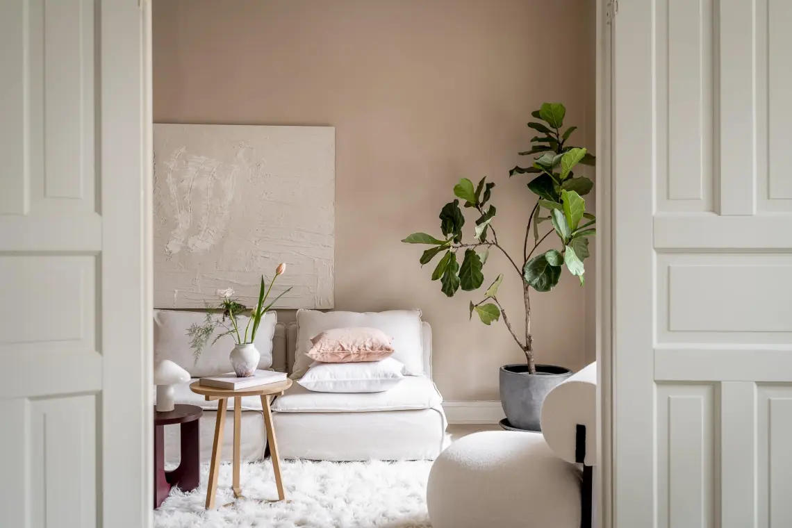 Un appartement qui envoie du bois (et du rose) Pink living room, Brown walls liv