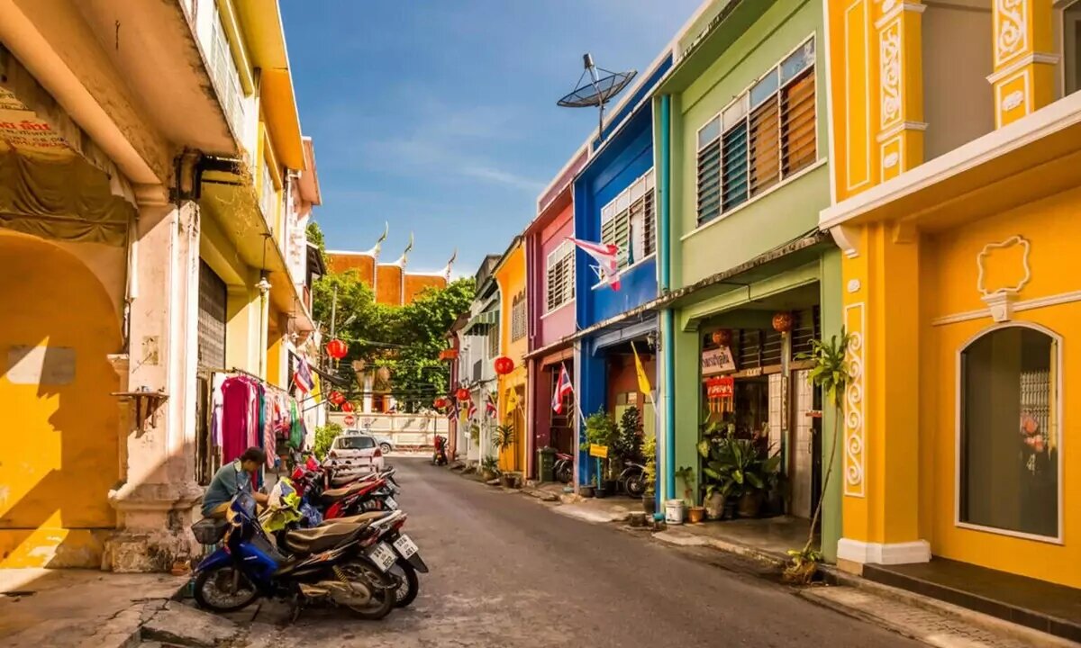 Таланг Роад — историческая улица в старом городе Пхукета, известная своей уникальной архитектурой, которая сочетает китайские и португальские стили. Эта улица стала центром для туристов благодаря своим колоритным магазинам, ресторанам и вечернему рынку, предлагающему уникальные товары и блюда