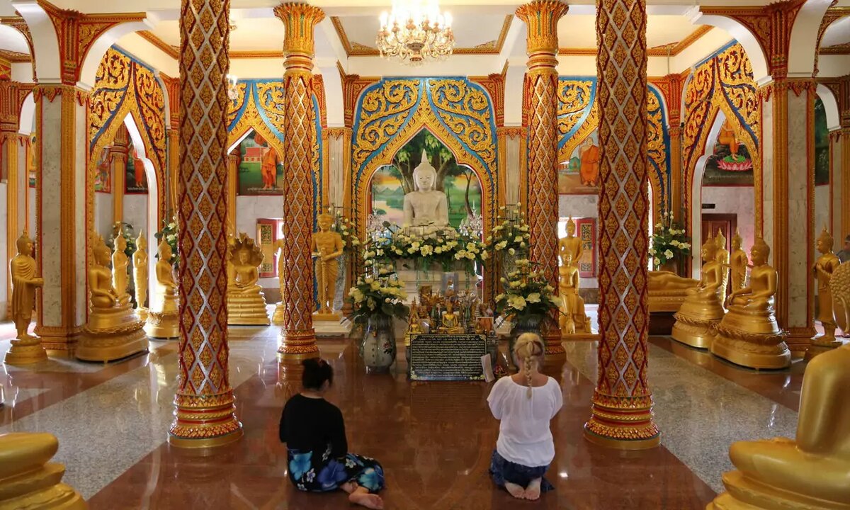 Ват Чалонг — самый значимый буддийский храм на Пхукете, известен своей связью с монахами Луанг По Чаемом и Луанг По Чуангом, которые занимались лечением раненых во время китайского восстания в XIX веке. Их успехи в медицине сделали храм местом паломничества, привлекающим туристов со всего мира