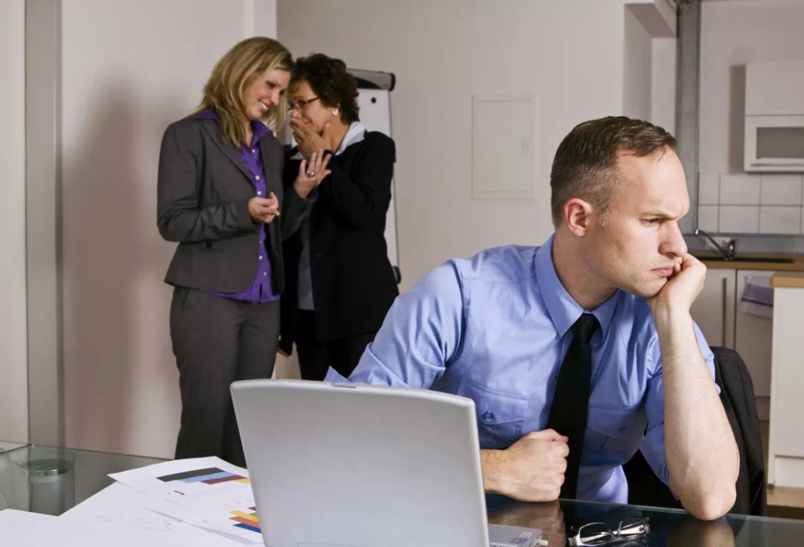 «Игнор» может быть везде: дома, на работе, даже среди друзей - к вам просто перестают относиться серьезно (фото из открытых источников).