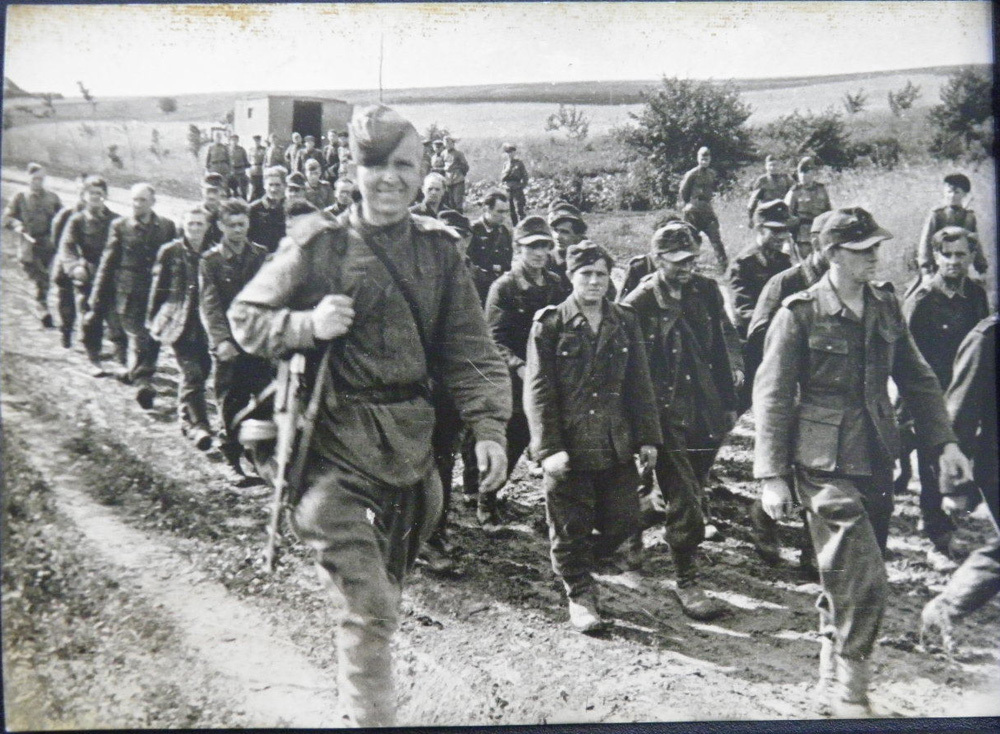 Пленные немецкие солдаты 1944. Пленные солдаты вермахта Берлин. 1945 Немцы военнопленные Сибири. Германия 1945 год пленные немецкие солдаты.