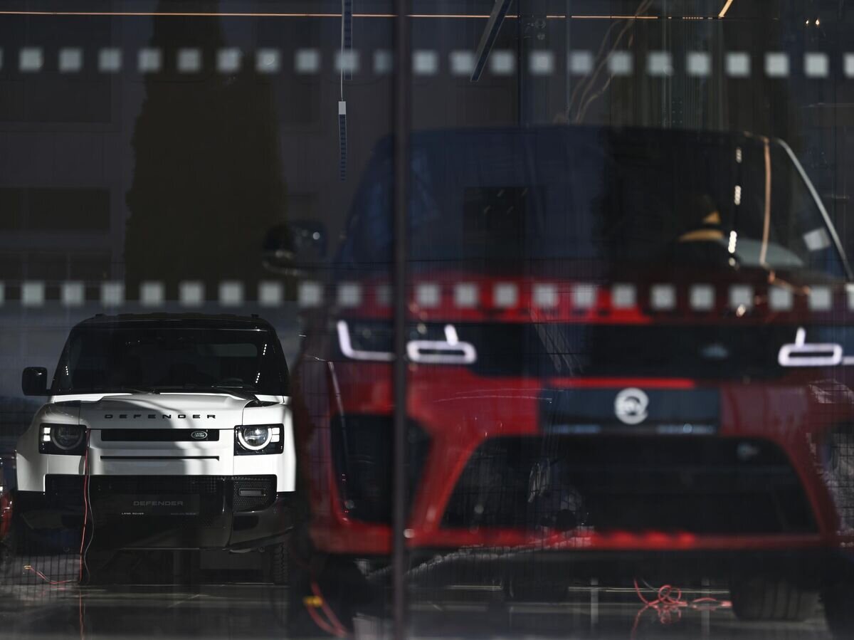    Новые автомобили Land Rover в дилерском салоне Land Rover в Московской области© РИА Новости / Павел Бедняков