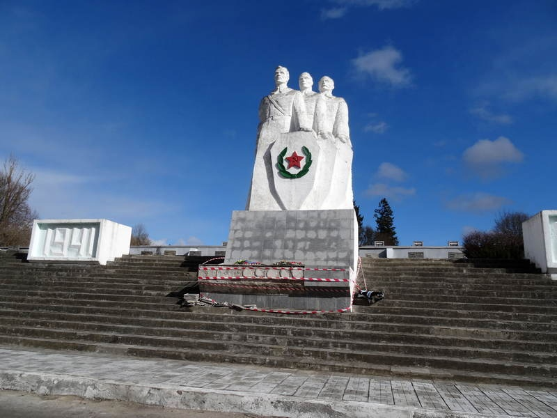 фигура трёх воинов Красной Армии  на мемориале в п.Слависнк