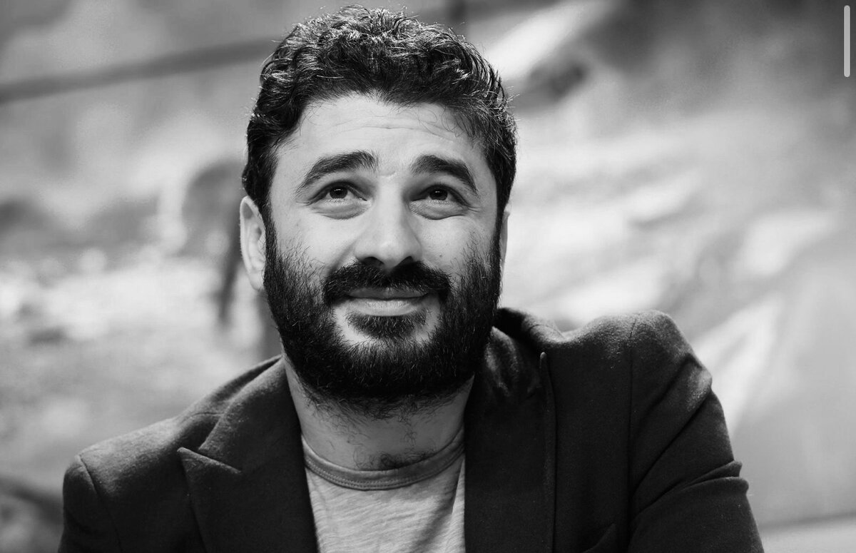 Здравствуйте! А вы знали почему фильмы и сериалы Сарика Андреасяна так любят телеканалы и платформы? Знали почему Сарик умудряется выдавать такую производительность?-3