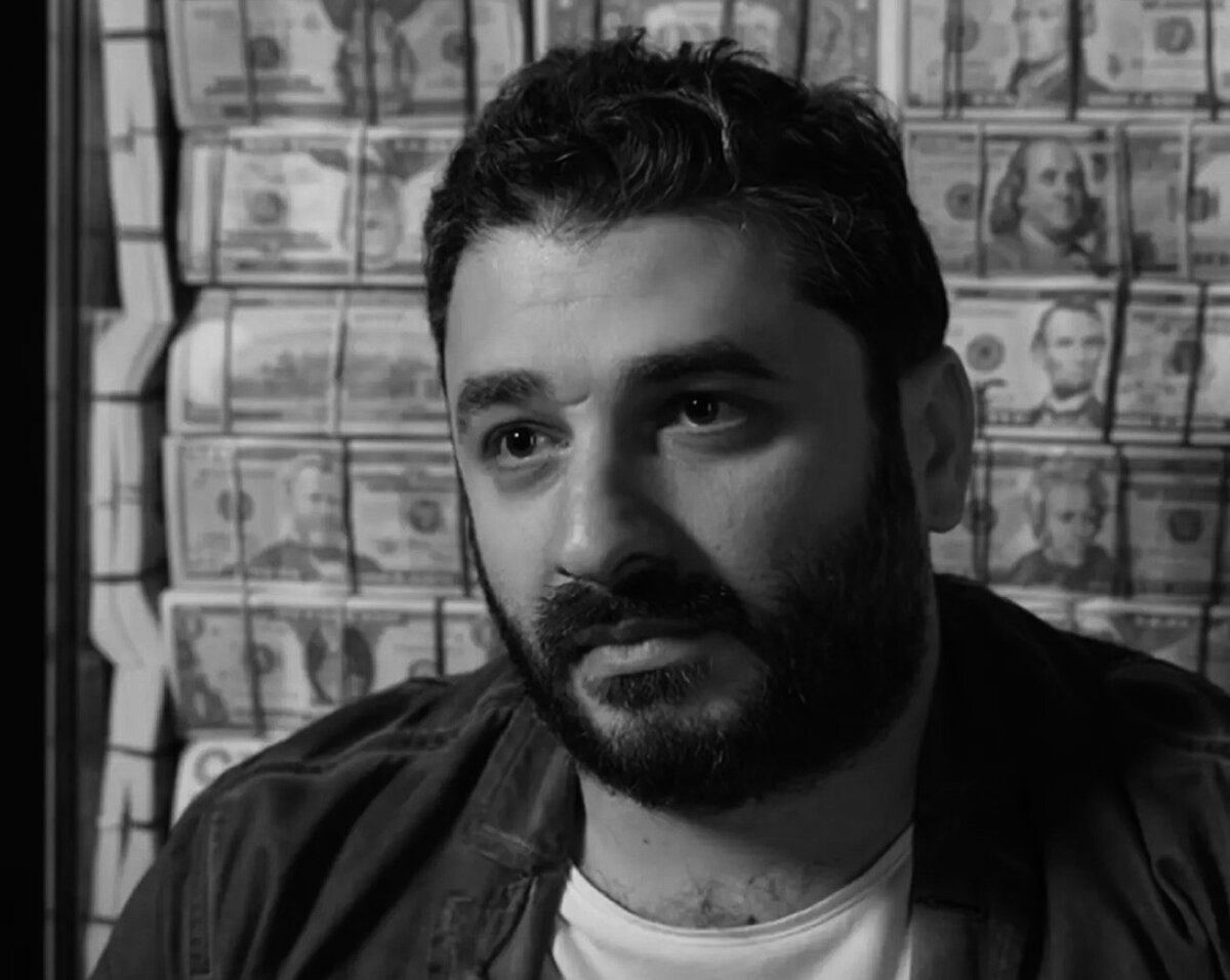 Здравствуйте! А вы знали почему фильмы и сериалы Сарика Андреасяна так любят телеканалы и платформы? Знали почему Сарик умудряется выдавать такую производительность?-8