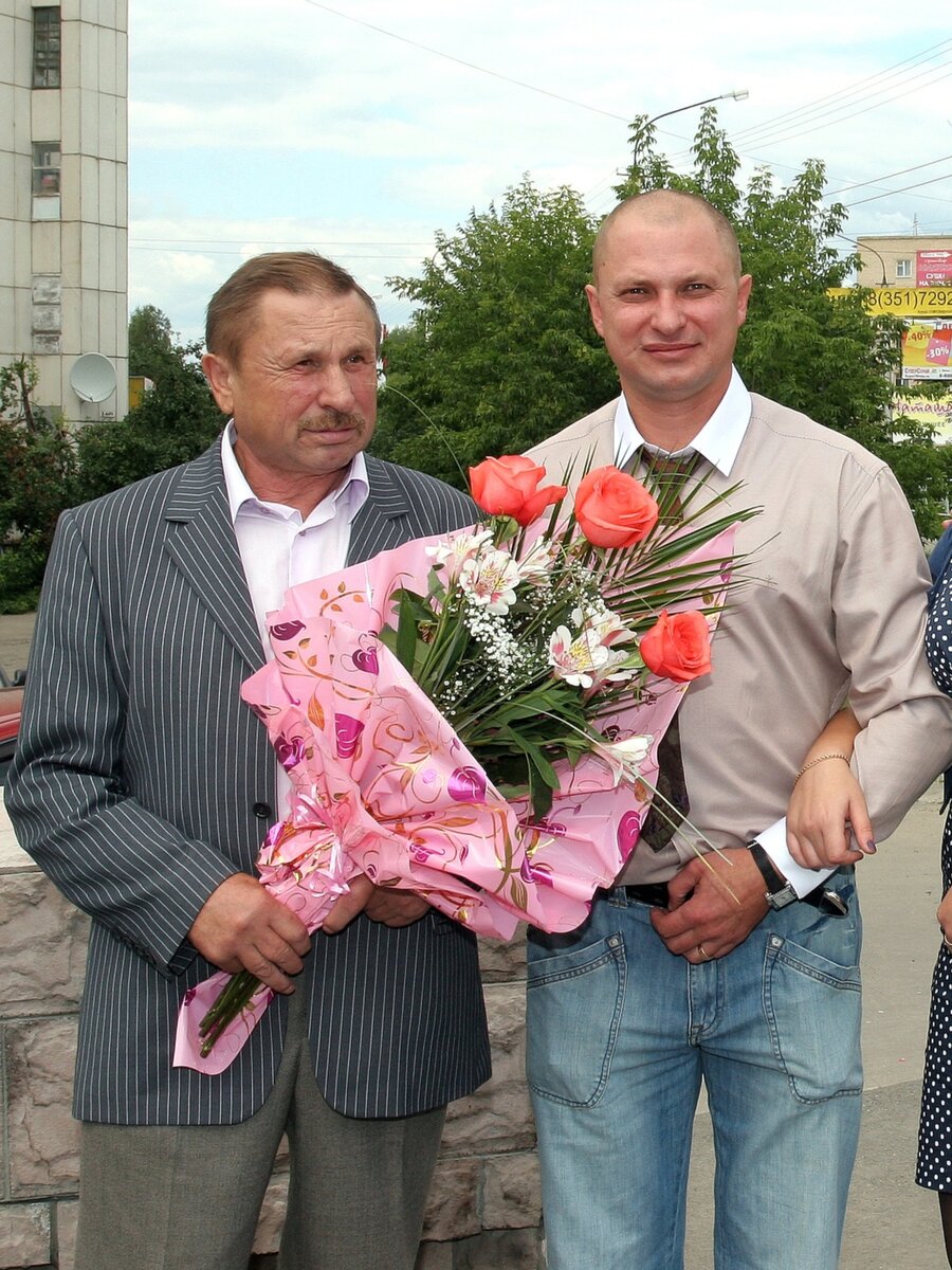 С моим братом, родным сыном, на моей свадьбе 5 августа 2011 года. Похожи мы?)