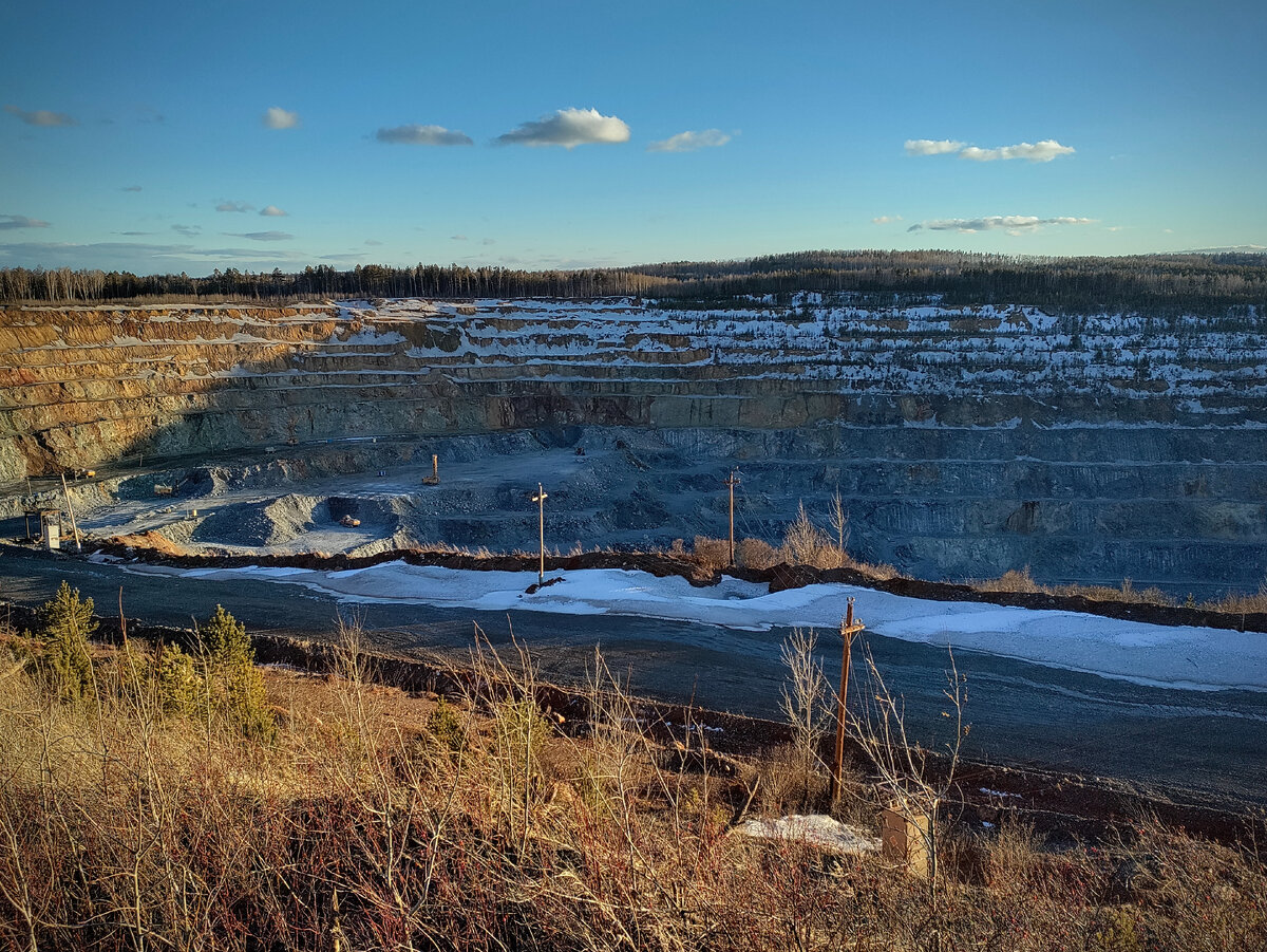 Институт СИБНИИГИМ проводит полный цикл геологических и проектных работ для добывающих предприятий на всех стадиях – от поиска и оценки месторождений до эксплуатации.