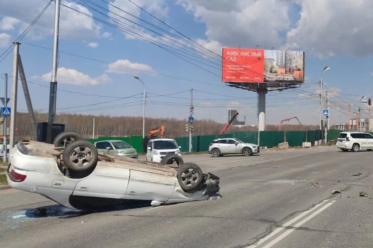 В Хабаровске водитель Toyota устроил тройное ДТП и опрокинул авто на крышу  | Аргументы и факты - Хабаровск | Дзен