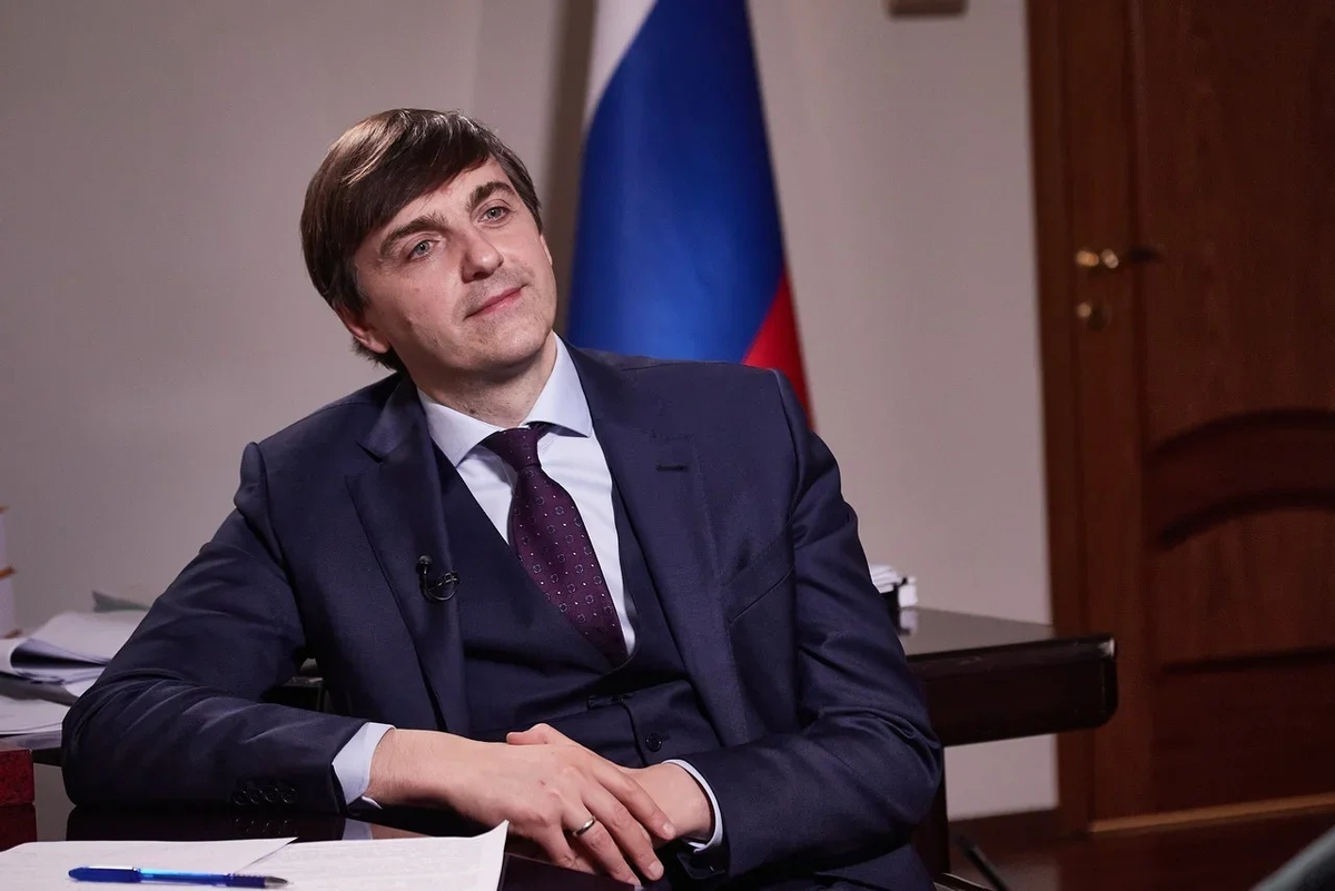 С.С.Кравцов - министр образования РФ ( член партии Единая Россия)                                                 По делам, больше похож на ликвидатора системы образования.