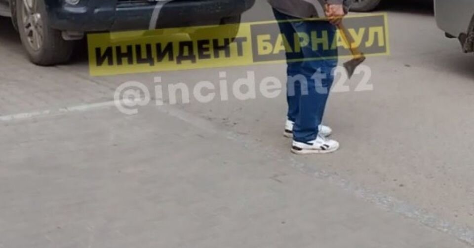    Таксист с топором. Источник: кадр видео "Инцидент Барнаул"