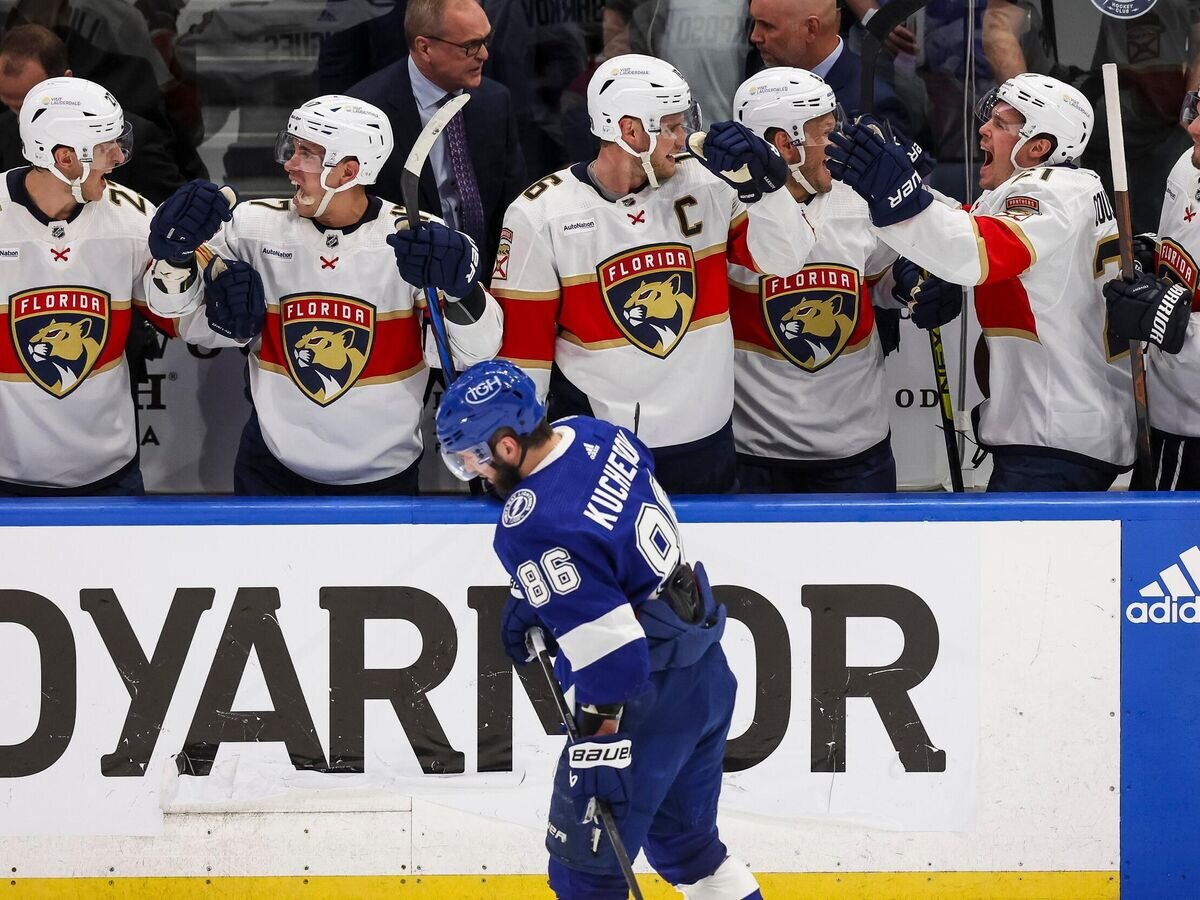    Хоккеист "Тампа-Бэй Лайтнинг" Никита Кучеров на фоне игроков "Флориды Пантерз"© Фото : twitter.com/flapanthers