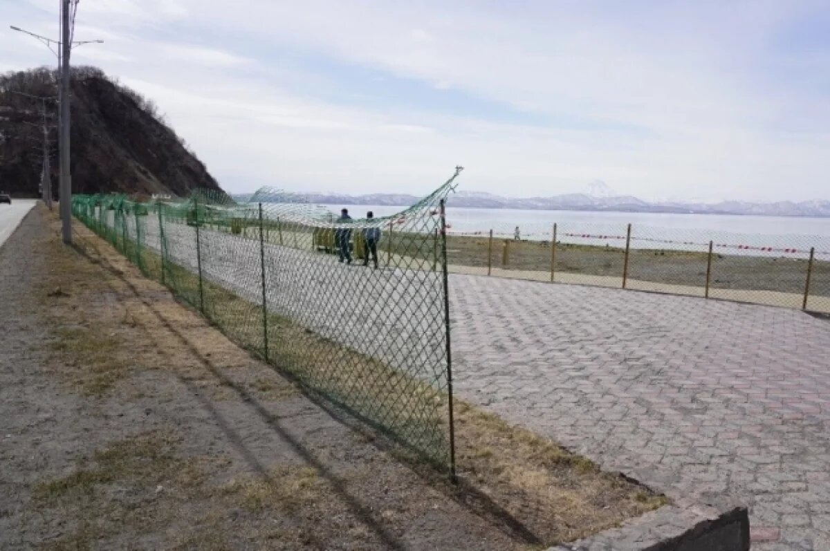    На Камчатке на набережной Озерновской косы выставили ограждения