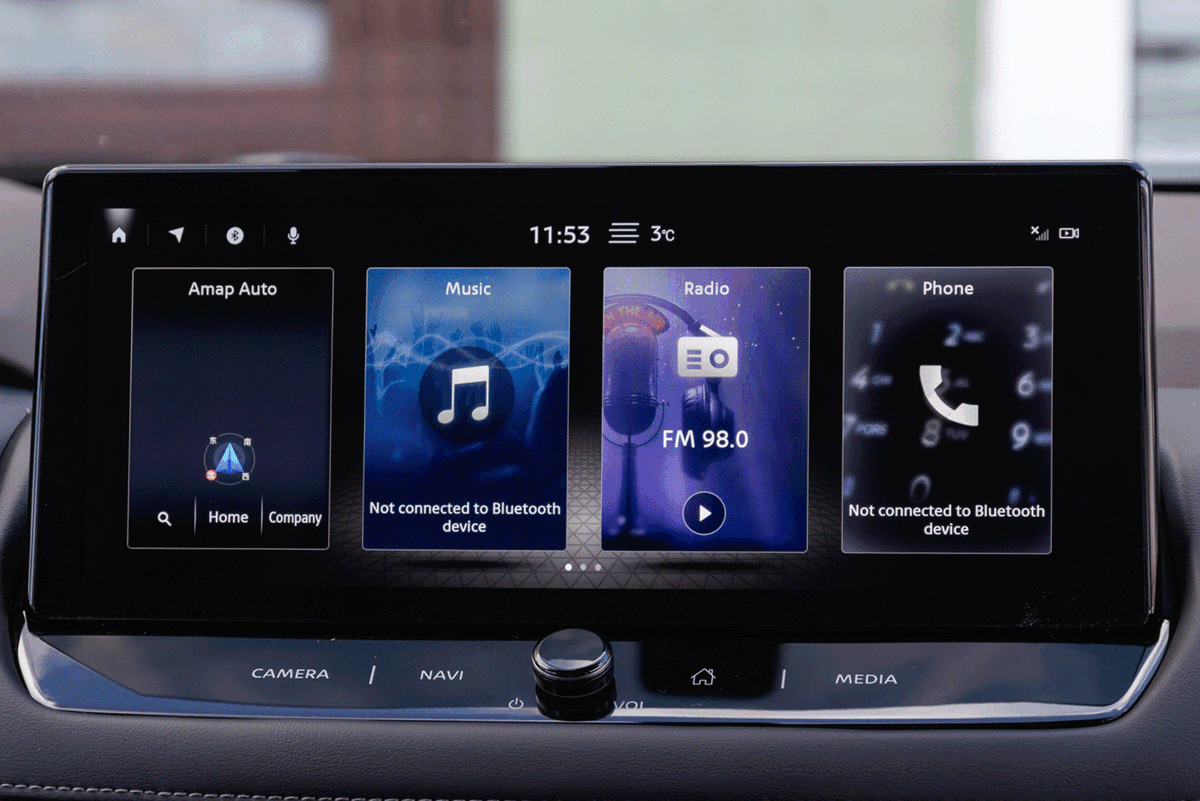    Китайская мультимедийка переведена на английский, но делать там особо нечего: навигация не работает, Apple Car Play и Android Auto отсутствуют. Так что правильнее называть этот блок по старинке — автомагнитолой.   
Вячеслав Крылов