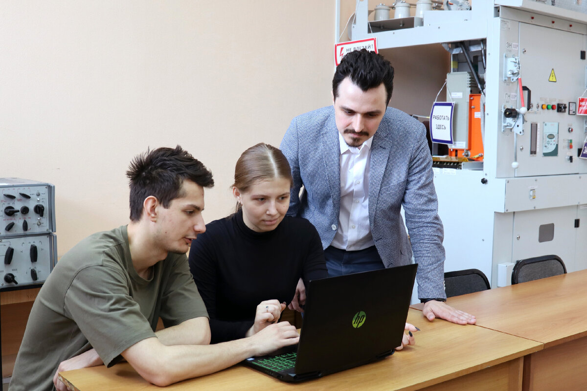 Сотрудники и студенты Омского политеха разрабатывают проект совершенствования системы диагностики высоковольтного электрооборудования на предмет дефектов, грозящих короткими замыканиями.-2-2