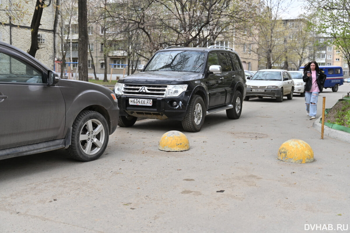 С заблокированными проездами не могут разобраться жители на Суворова (ФОТО)  | dvnovosti.ru | Дзен