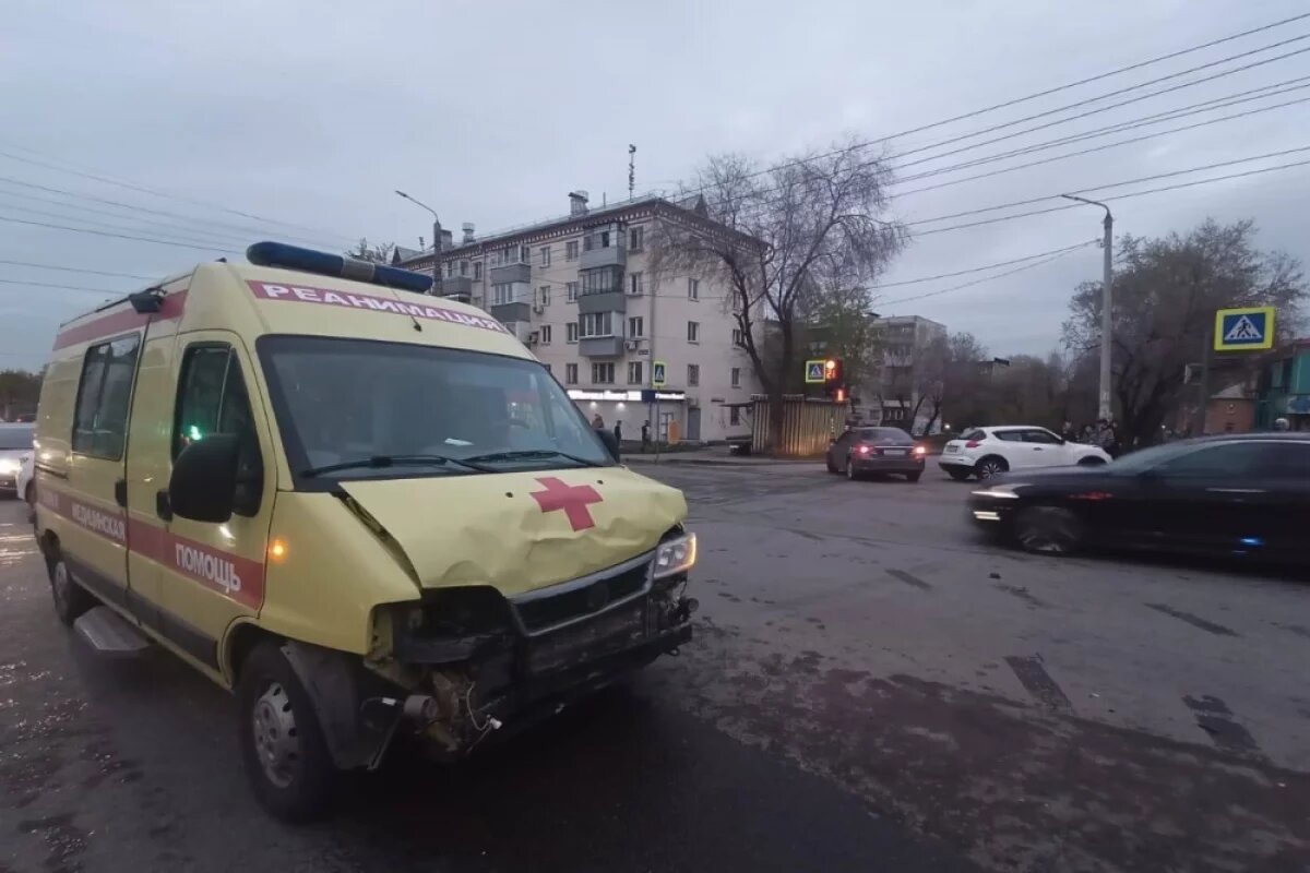 Фельдшер пострадала в ДТП с легковушкой и скорой в Челябинске |  АиФ-Челябинск | Дзен