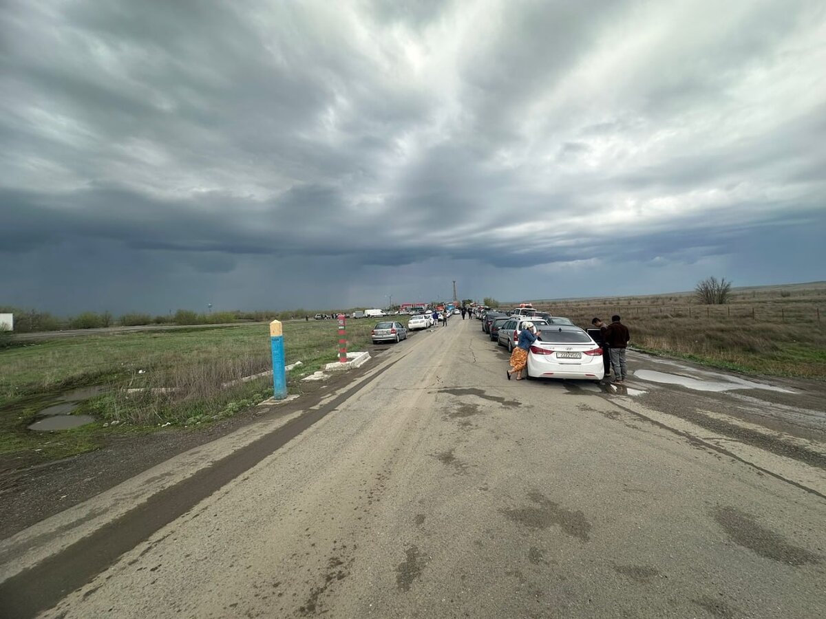 Одна пыль. Ни воды, ни туалета». Сотни граждан Таджикистана застряли на  границе России и Казахстана | Куда идём? | Дзен