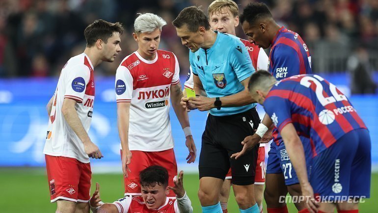    Василий Казарцев и футболисты ЦСКА и «Спартака».Александр Федоров