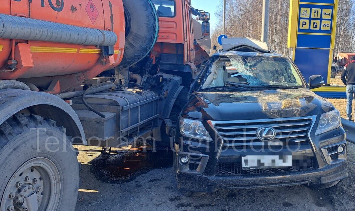    Водитель Lexus устроил ДТП с двумя КамАЗами на трассе в Югре