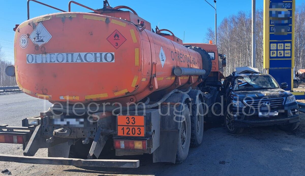    Водитель Lexus устроил ДТП с двумя КамАЗами на трассе в Югре