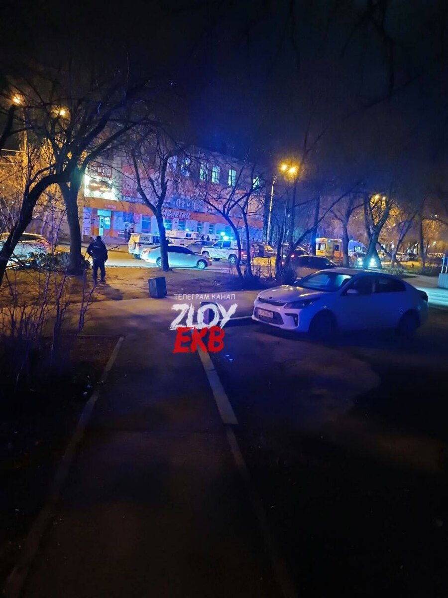 Драка случилась возле этнического кафе. Фото: телеграм-канал "Злой Екатеринбург".