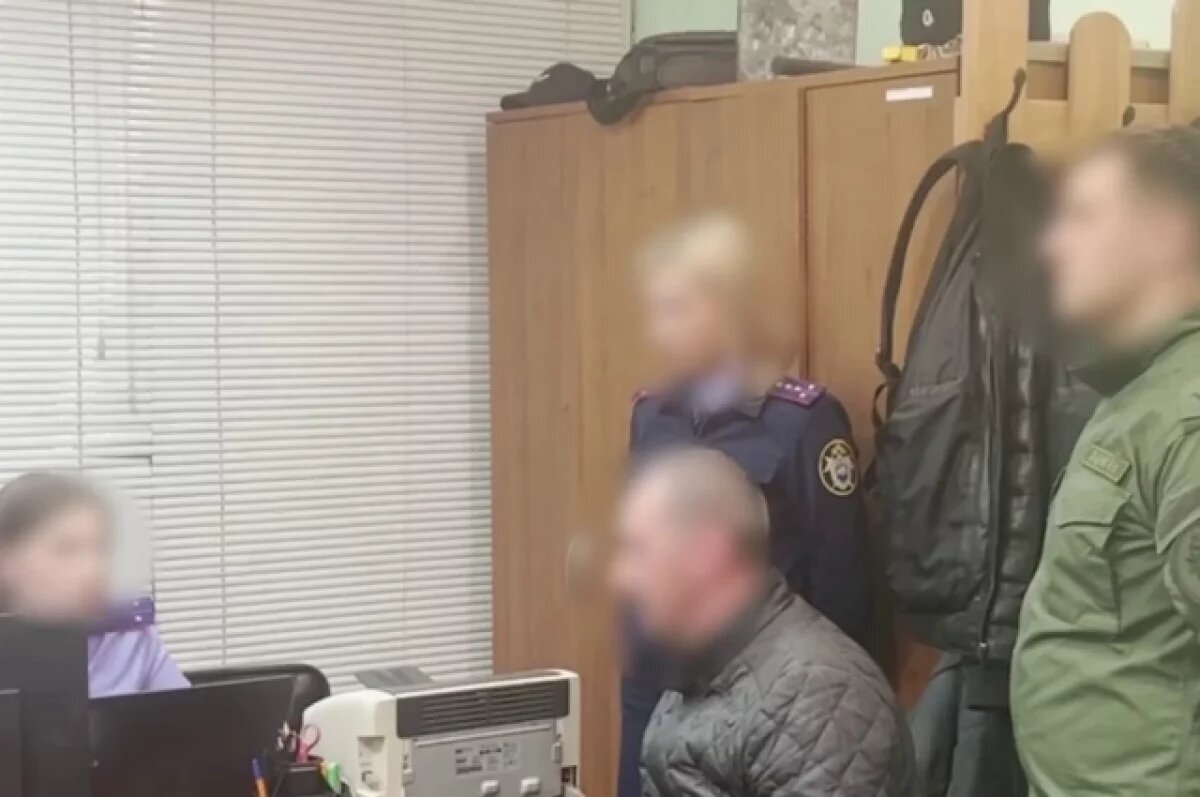    На допросе подозреваемый во всем признался.