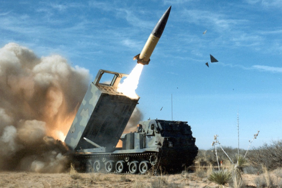Как вообще правильно читать название этой ракеты? :) Как и когда появился ATACMS ATACMS MGM 140 - аббревиатура от английского Army Tactical Missile System - армейский тактический ракетный комплекс.-5
