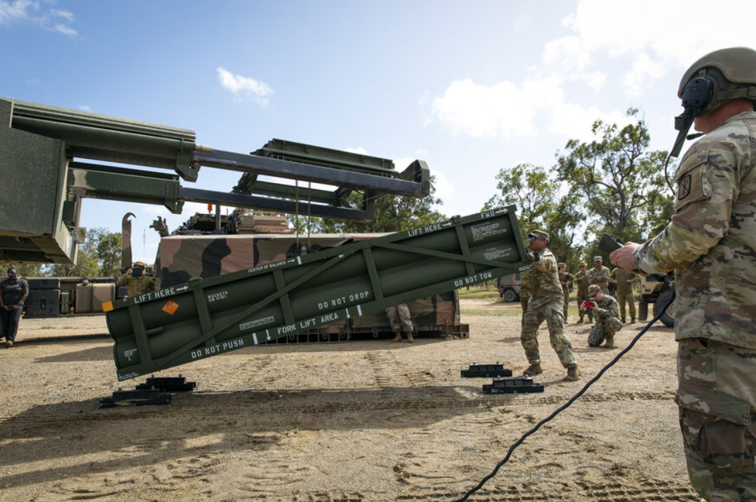 Загрузка ракеты ACTACMS в HIMARS 