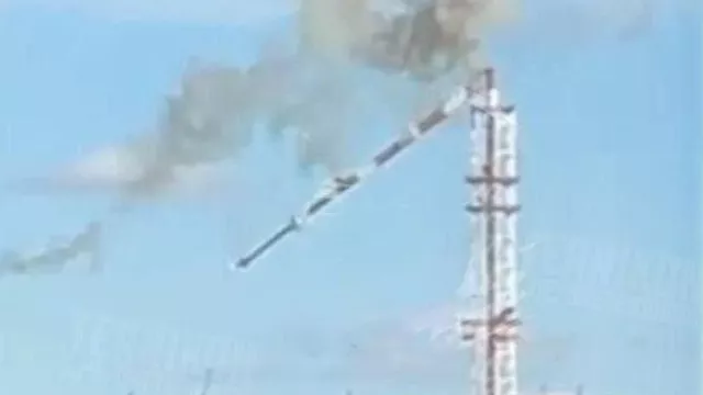 Момент обрушения верхней трети Харьковской телевышки 22 апрреля, после удара. Фото с сайта российского государственного информационного агентства РИА Новости.
