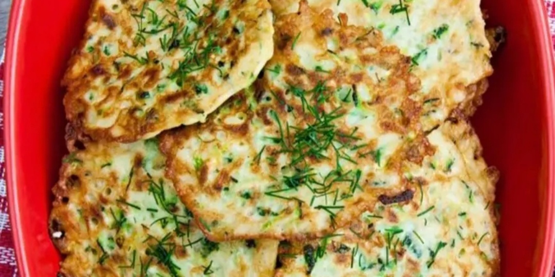 Ленивые капустные оладьи - потрясающее блюдо, съедается за 5 минут