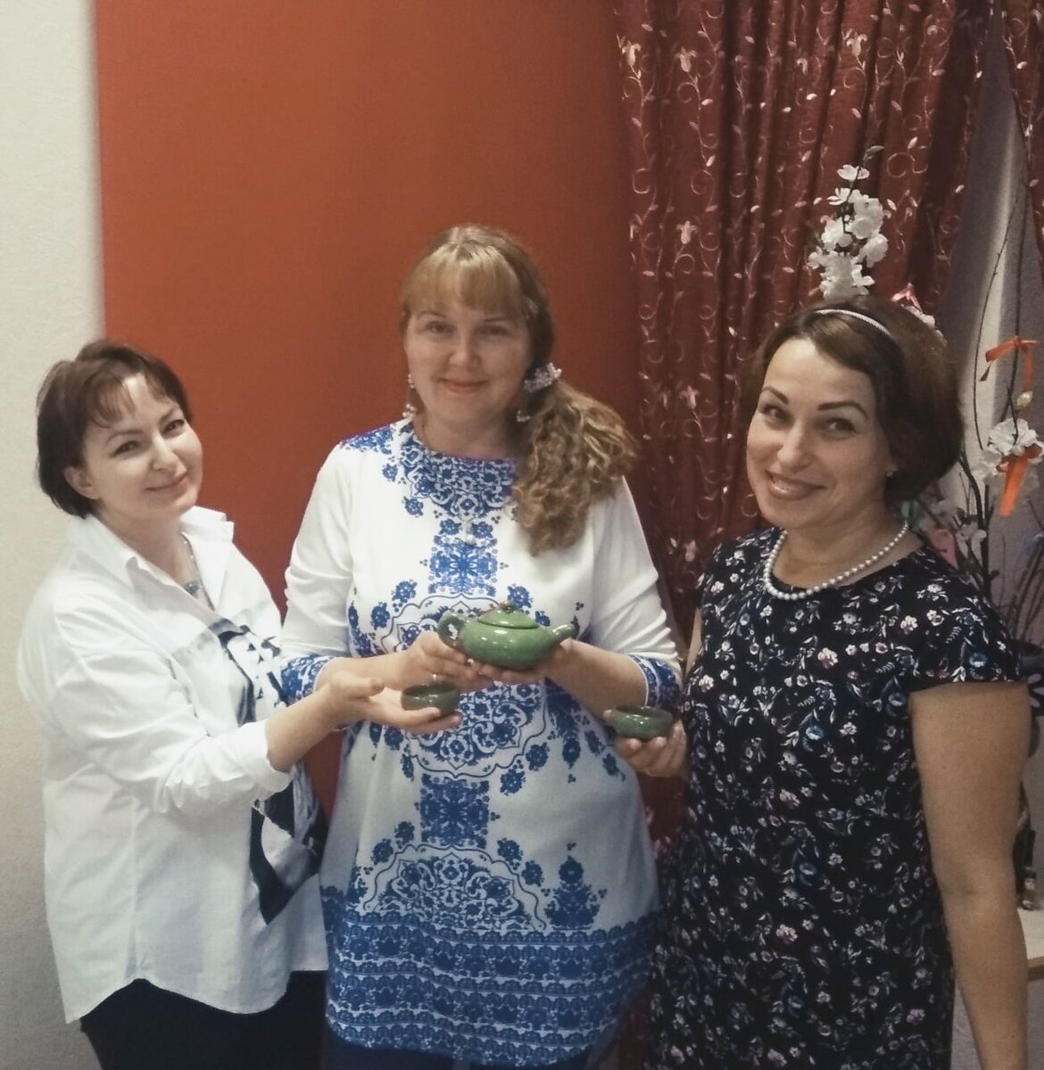 Загадываю желание, стоя в окружении  прекрасных Светлан, моих близких подруг. 