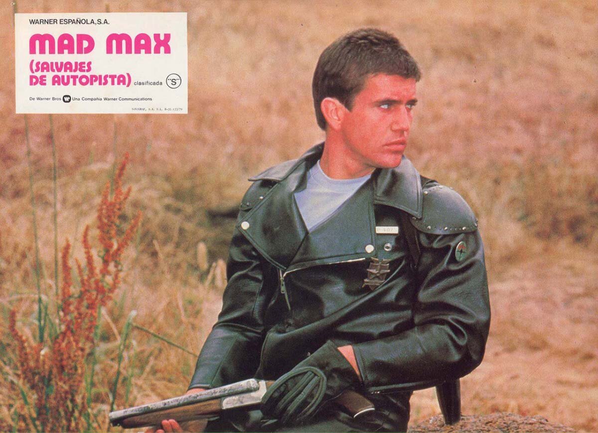 Макс Рокатански собственной персоной. Название фильма иронично. Макса, единственного адекватного человека в мире безумия фильма, все называют чокнутым. Источник изображения: https://avatars.mds.yandex.net/get-kinopoisk-image/1946459/19fedcf5-b3bc-4b73-a048-035f5cafbbf5/orig
