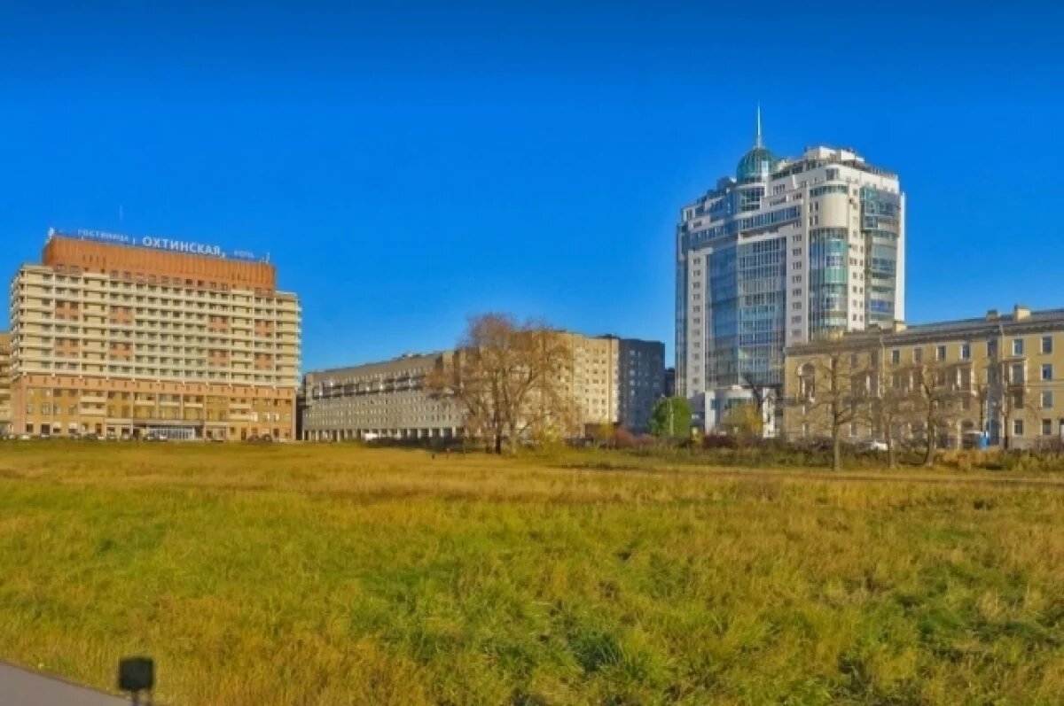    Пустырь перед гостиницей застроят многоэтажками. Фото – лето 2022 года.