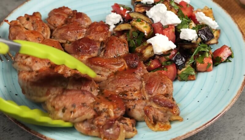 Вырезка — одна из самых вкусных частей свинины. Чаще всего хозяйки просто запекают мякоть целиком. Конечно, мясо получается вкусным, но блюдо выглядит совсем обычным.-2