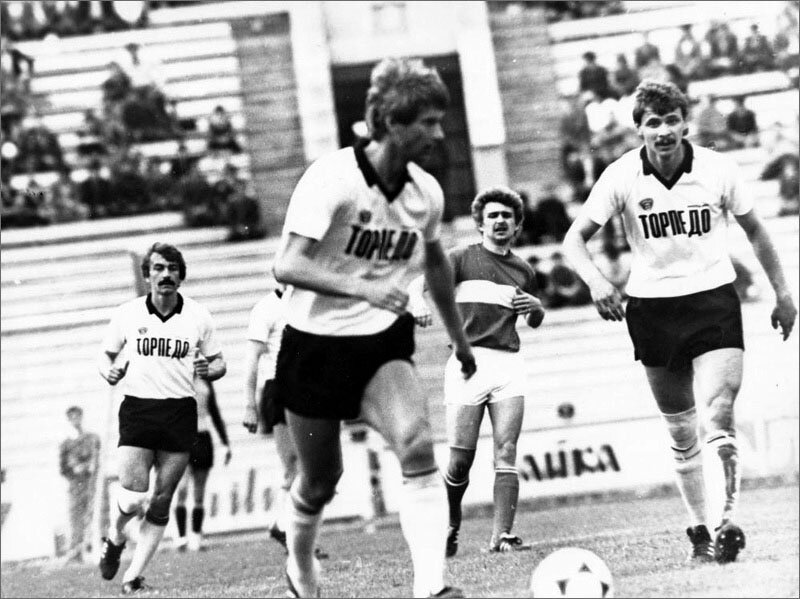 «Спартак» (Москва) – «Торпедо» - 1:0. Слева направо: торпедовцы Александр Гостенин и Леонид Буряк (с мячом), спартаковец Фёдор Черенков и торпедовец Владимир Пивцов.
