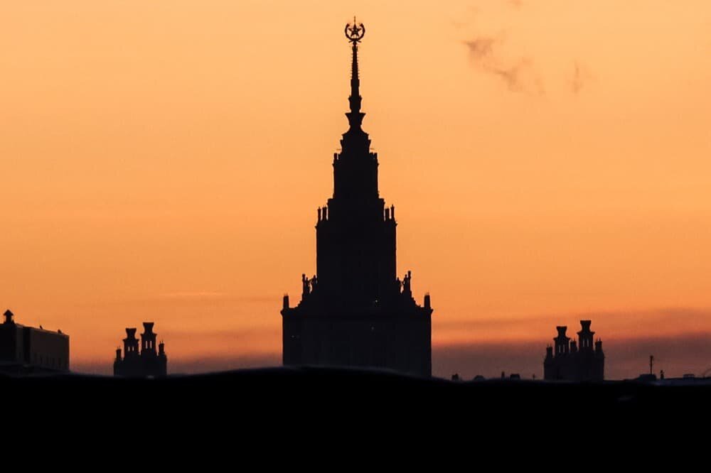 Вид на главное здание Московского государственного университета (МГУ) имени М.В. Ломоносова. Фото: Валерий Шарифулин/ТАСС