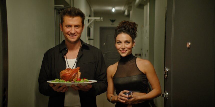    Соседи Дима (Павел Прилучный ) и Лина (Зепюр Прилучная-Брутян) пришли знакомиться с рулькой собственного приготовления."К.Б.А."