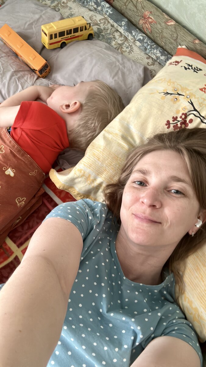 Фотка в футболке пока есть только такая. У этой как раз шов распустился. Ещё на этой фотке есть автобусы из «Фикспрайса», о которых я пишу ниже :)