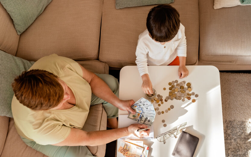  То, как родители относились к теме денег, накладывает свой след на жизнь ребенка. Фото: elements.envato