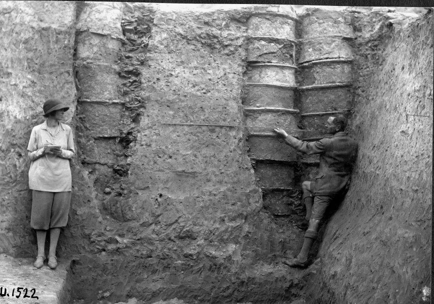 На фото археологии на фоне раскопанных канализационных труб древнего шумерского города Ур. 