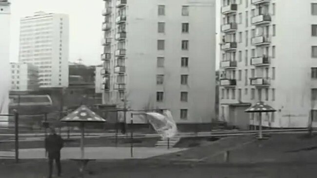 Кадр из фильма «Мужской разговор» (1968). Скриншот. В кадре постоянно - новостройки, свежие и светлые, как символ прекрасной жизни.