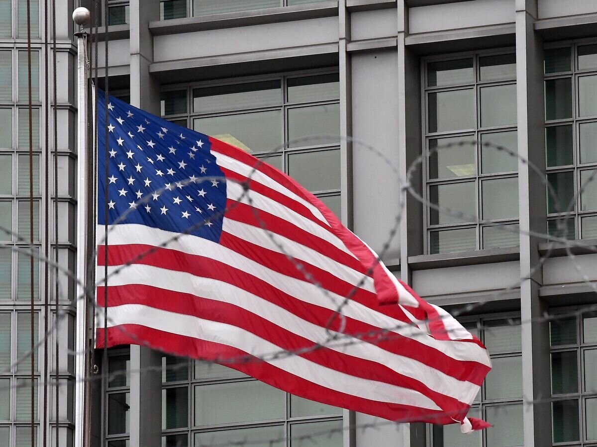    Флаг на здании посольства США в Большом Девятинском переулке в Москве© РИА Новости / Евгения Новоженина