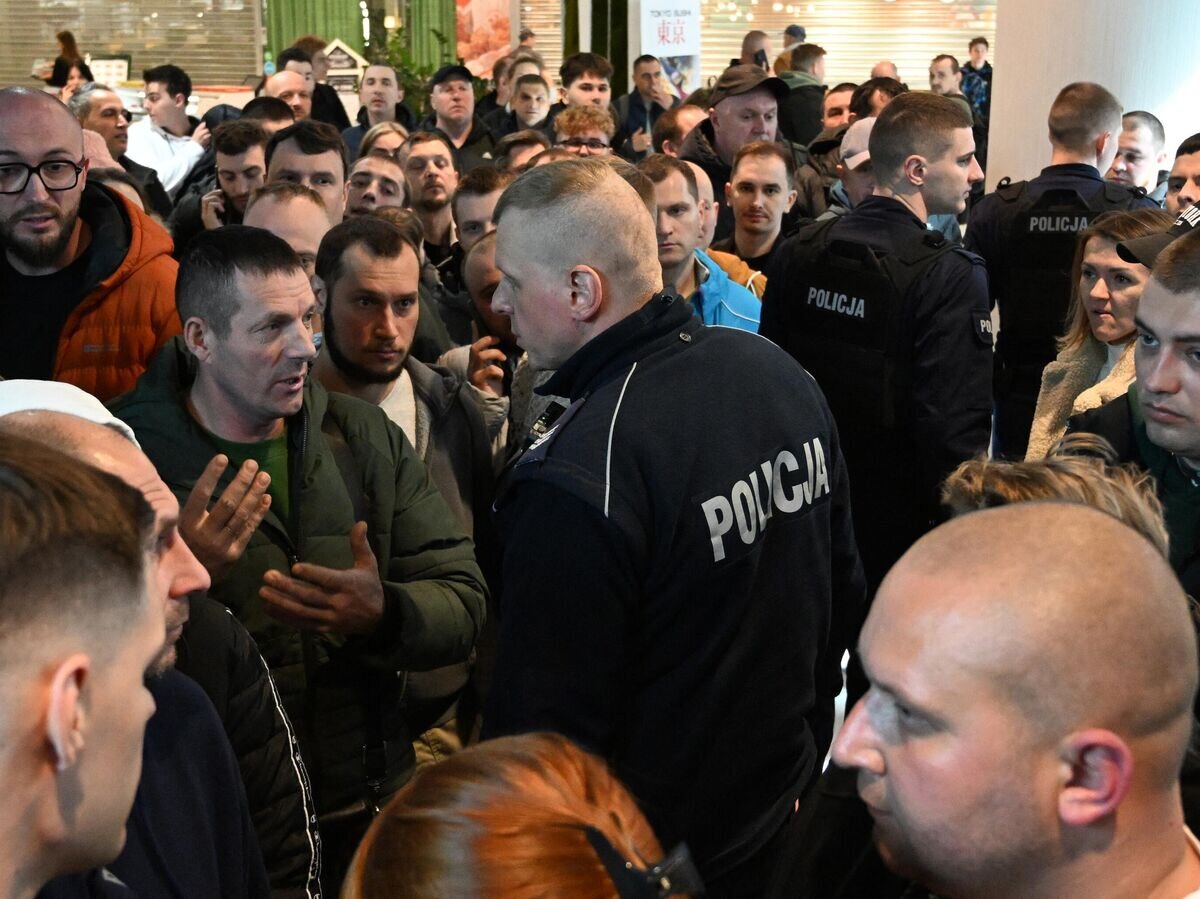    Паспортный центр для граждан Украины в Варшаве© AFP 2024 / SERGEI GAPON